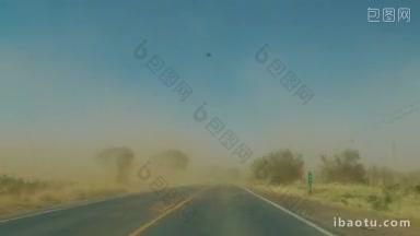 开车通过公路，穿过沙尘暴